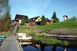 Blick vom Bootsanleger auf die Ferienzimmer.